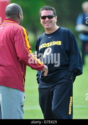 Redskins de Washington' propriétaire Dan Snyder s'occupe de l'équipe rookie minicamp au parc Redskins à Ashburn, en Virginie le dimanche, 5 mai 2013..Credit : Ron Sachs / CNP Banque D'Images