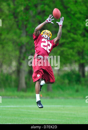 Akeem évoluait Auguste (22), à partir de la Caroline du Sud, qui assiste à la recrue minicamp des Redskins de Washington comme un essai, participe à des exercices au parc Redskins à Ashburn, en Virginie le dimanche, 5 mai 2013..Credit : Ron Sachs / CNP Banque D'Images