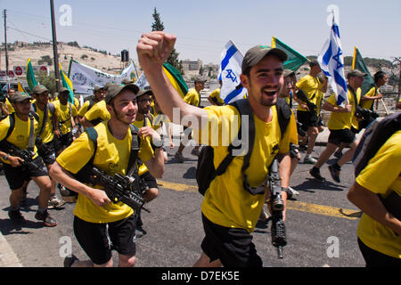 Jérusalem, Israël. 6e mai 2013. La jambe de Jérusalem de la course débute à partir de la Golani la porte du fumier près du Mur occidental et la mosquée Al-Aqsa au Alrov-Mamilla Mall. Jérusalem, Israël. 6-mai-2013. Plus d'une centaine d'officiers et soldats de la Brigade d'infanterie Golani de Tsahal de prendre part à l'étape de la Jérusalem bi-annual Golani Race de Mt. L'Hermon, l'extrême nord d'Israël, Eilat, à l'extrême sud. Credit : Alon Nir / Alamy Live News Banque D'Images