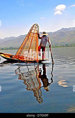 Pêcheur sur le lac Inle au Myanmar Banque D'Images