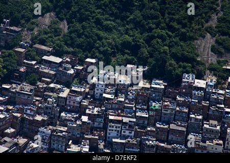 Rio de Janeiro favela Morro do Cantagalo entre Ipanema et Copacabana Beaucoup de réservoirs d'eau sur le dessus des maisons pas d'aménagement urbain Banque D'Images