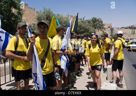 Jérusalem, Israël. 6e mai 2013. La jambe de Jérusalem de la course débute à partir de la Golani la porte du fumier près du Mur occidental et la mosquée Al-Aqsa au Alrov-Mamilla Mall. Jérusalem, Israël. 6-mai-2013. Plus d'une centaine d'officiers et soldats de la Brigade d'infanterie Golani de Tsahal de prendre part à l'étape de la Jérusalem bi-annual Golani Race de Mt. L'Hermon, l'extrême nord d'Israël, Eilat, à l'extrême sud. Credit : Alon Nir / Alamy Live News Banque D'Images