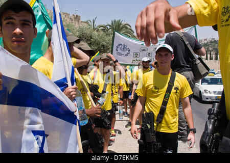 Jérusalem, Israël. 6e mai 2013. La jambe de Jérusalem de la course débute à partir de la Golani la porte du fumier près du Mur occidental et la mosquée Al-Aqsa au Alrov-Mamilla Mall. Jérusalem, Israël. 6-mai-2013. Plus d'une centaine d'officiers et soldats de la Brigade d'infanterie Golani de Tsahal de prendre part à l'étape de la Jérusalem bi-annual Golani Race de Mt. L'Hermon, l'extrême nord d'Israël, Eilat, à l'extrême sud. Credit : Alon Nir / Alamy Live News Banque D'Images