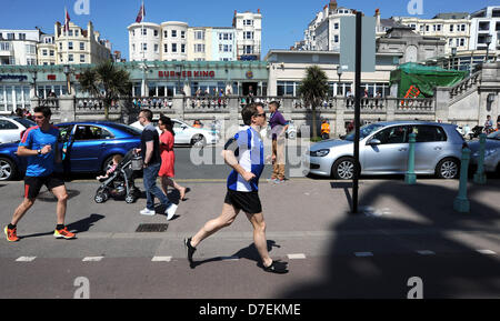 Brighton UK 6 mai 2013 - Brighton UK 6 mai 2013 - le comédien Eddie Izzard sort pour une course le long du front de mer de Brighton alors que les foules affluent à la ville aujourd'hui le lundi jour férié de mai comme ils profitent du soleil brillant et les températures montent en flèche. Banque D'Images