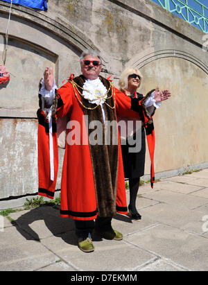 Brighton UK 6 mai 2013 -Brighton UK 6 mai 2013 - son travail à chaud pour le Maire de Brighton Cllr Bill Randall comme il assiste à une cérémonie en plein robes sur le front de mer de Brighton aujourd'hui que les foules affluent vers la ville le lundi férié photographie prise par Simon Dack/Alamy Live News Banque D'Images