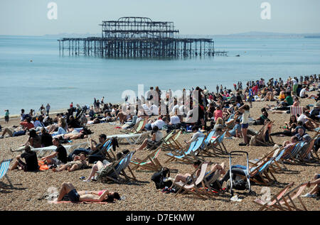 Brighton UK 6 mai 2013 -Brighton UK 6 mai 2013 - Les foules affluent à la plage de Brighton aujourd'hui le Mai vacances de banque lundi Banque D'Images