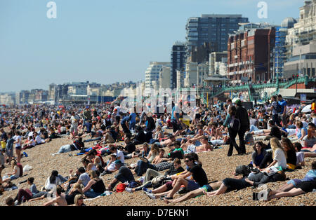 Brighton UK 6 mai 2013 -Brighton UK 6 mai 2013 - Les foules affluent à la plage de Brighton aujourd'hui le Mai vacances de banque lundi Banque D'Images