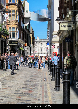 Vue sur la rue Floral - pubs traditionnels et le pont d'aspiration rejoignent l'Opéra royal et la Royal Ballet School, Covent Garden, Londres Banque D'Images