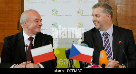 Prague, République tchèque. 6e mai 2013. Le ministre de l'agriculture tchèque Petr Bendl (à droite) et son homologue polonais Stanislaw Kalemba observés au cours d'une conférence de presse à Prague, République tchèque le 6 mai 2013. (Photo/CTK Stanislav Zbynek/Alamy Live News) Banque D'Images