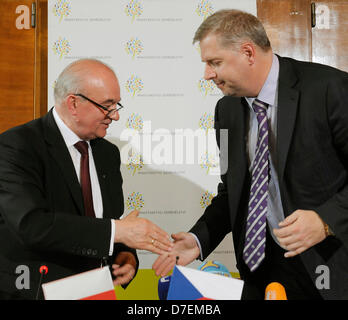 Prague, République tchèque. 6e mai 2013. Le ministre de l'agriculture tchèque Petr Bendl (à droite) et son homologue polonais Stanislaw Kalemba observés au cours d'une conférence de presse à Prague, République tchèque le 6 mai 2013. (Photo/CTK Stanislav Zbynek/Alamy Live News) Banque D'Images