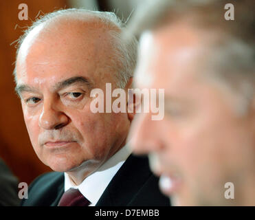 Prague, République tchèque. 6e mai 2013. Le ministre de l'agriculture tchèque Petr Bendl (à droite) et son homologue polonais Stanislaw Kalemba observés au cours d'une conférence de presse à Prague, République tchèque le 6 mai 2013. (Photo/CTK Stanislav Zbynek/Alamy Live News) Banque D'Images