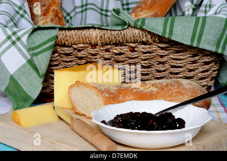 Plowmans authentique traditionnel déjeuner composé de pain blanc, fromage cheddar et pickle sur une planche à découper en bois. Banque D'Images