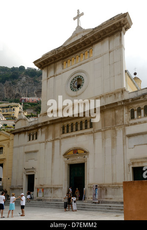 Positano. La Campanie. L'Italie. Vue de la Collegiata di Santa Maria Assunta. Situé dans la Via Flavio Gioia. L'église a été fou Banque D'Images