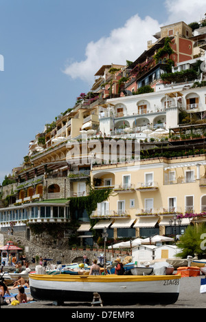 Positano. La Campanie. L'Italie. Vue de la spiaggia Grande colorés ou grande plage. La région est une exagération de l'activité avec les nageurs, s Banque D'Images