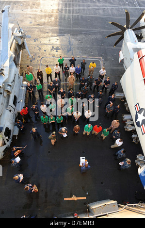 Les marins participent à un service de Pâques. Banque D'Images