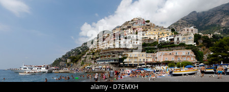 Positano. La Campanie. L'Italie. Vue de la spiaggia Grande colorés ou grande plage. La région est une exagération de l'activité avec les nageurs, s Banque D'Images