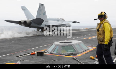 USS Nimitz effectue des opérations aériennes. Banque D'Images