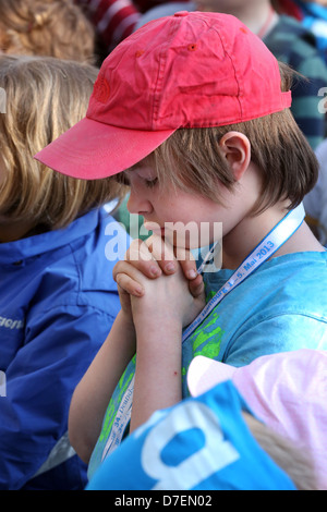 Garçon priant au Dernier repas pour enfants au 34e Congrès de l'Église évangélique allemande à Hambourg, Allemagne Banque D'Images