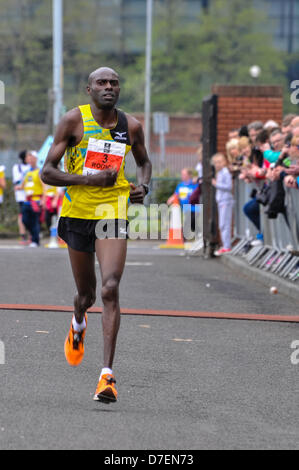 Belfast, en Irlande du Nord, Royaume-Uni. 6e mai 2013. James kenyans Rotich franchit la ligne pour prendre la deuxième place dans le Marathon de la ville de Belfast 2013 Crédit : Stephen Barnes / Alamy Live News Banque D'Images