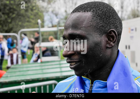 Belfast, en Irlande du Nord, Royaume-Uni. 6e mai 2013. Joel Kenyan Kipsang remporte le Kositany 2013 Belfast City Marathon avec un temps de 2:19:27 Credit : Stephen Barnes / Alamy Live News Banque D'Images