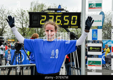 Belfast, en Irlande du Nord, Royaume-Uni. 6e mai 2013. Ukraine's Nataliya Lehonkova remporte le Ladies' 2013 Belfast City Marathon dans un temps record de 2.36.50 Crédit : Stephen Barnes / Alamy Live News Banque D'Images