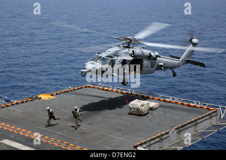 L'USS Kearsarge mène des opérations aériennes. Banque D'Images