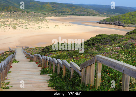 Vue depuis la plage de Monte Clerigo Amoreira et Carrapateiro vers la rivière, Portugal Banque D'Images