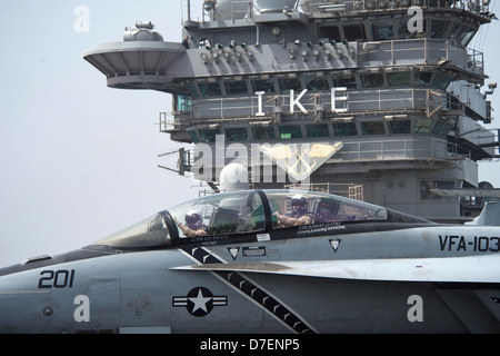 Un F/A-18F Super Hornet se prépare à lancer. Banque D'Images