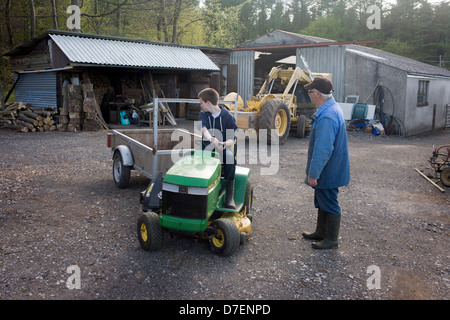 Un adolescent de 15 ans apprend l'art de renverser une une petite remorque sur une ferme familiale dans la région de Somerset du Nord. Banque D'Images