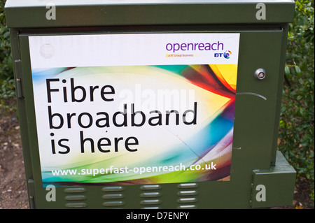 BT Openreach large bande de fibre verte en bordure de cabinet en Devon England UK Banque D'Images