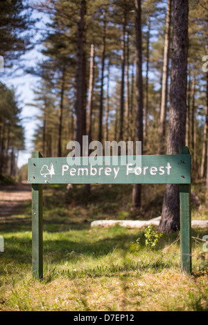 Panneau en bois peint en vert avec des arbres forestiers pour Pembrey en arrière-plan. Le parc de pays est à l'extérieur de Llanelli, Nouvelle-Galles du Sud Banque D'Images