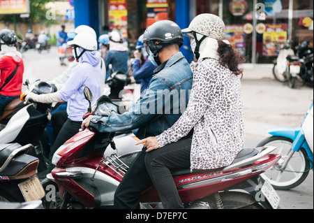 Ho Chi Minh Ville, Vietnam - équitation leurs passagers trafic - scooter à HCMV (Saigon) Banque D'Images