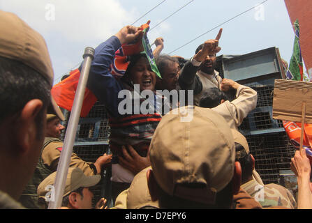 Srinagar, au Cachemire. 6 mai, 2013. 6 mai 2013 - les hommes de la police de détenir les militants du Parti Bharatiya Janata (BJP) lors de manifestation de protestation contre la fourniture de faux médicaments dans les hôpitaux publics du gouvernement, et a exigé que des mesures contre les coupables à Srinagar . le summercaspital du Cachemire indien sur 6/5/2013,la vie normale est aujourd'hui perturbée dans la vallée du Cachemire en raison d'une grève déclenchée par les employés l'Action Forum (MEJAF) contre l'auteur présumé de l'incapacité du gouvernement de porter à réserver ceux qui participent à l'escroquerie des médicaments faux.magasins, établissements commerciaux et les établissements d'remaine Banque D'Images