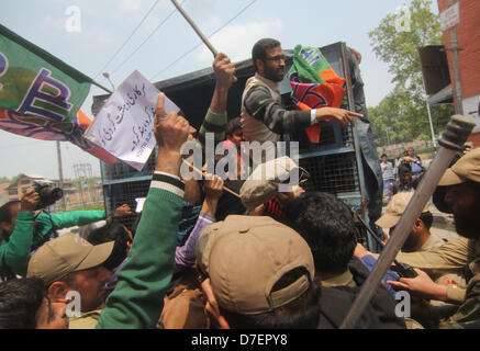 Srinagar, au Cachemire. 6 mai, 2013. 6 mai 2013 - les hommes de la police de détenir les militants du Parti Bharatiya Janata (BJP) lors de manifestation de protestation contre la fourniture de faux médicaments dans les hôpitaux publics du gouvernement, et a exigé que des mesures contre les coupables à Srinagar . le summercaspital du Cachemire indien sur 6/5/2013,la vie normale est aujourd'hui perturbée dans la vallée du Cachemire en raison d'une grève déclenchée par les employés l'Action Forum (MEJAF) contre l'auteur présumé de l'incapacité du gouvernement de porter à réserver ceux qui participent à l'escroquerie des médicaments faux.magasins, établissements commerciaux et les établissements d'remaine Banque D'Images