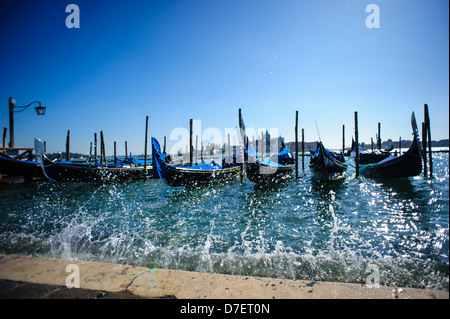 Masquer la marée et les vagues se brisant sur le Schiavone au cours de la saison des 'Aqcua Alta à Venise, Italie. Banque D'Images