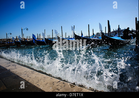 Masquer la marée et les vagues se brisant sur le Schiavone au cours de la saison des 'Aqcua Alta à Venise, Italie. Banque D'Images