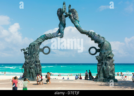 Le Mexique, Playa del Carmen, La sculpture maya portail 'mayan gateway' situé dans le parque de los fundadores sculpteur José Arturo tavares Banque D'Images