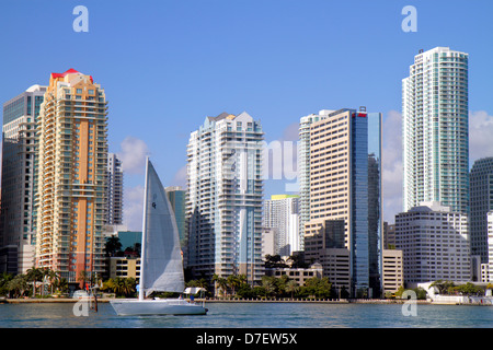 Miami Florida,Biscayne Bay,horizon de la ville,Brickell Avenue,eau,gratte-ciel,gratte-ciel de hauteur gratte-ciel gratte-ciel bâtiment immeubles condominium résidentiel Banque D'Images