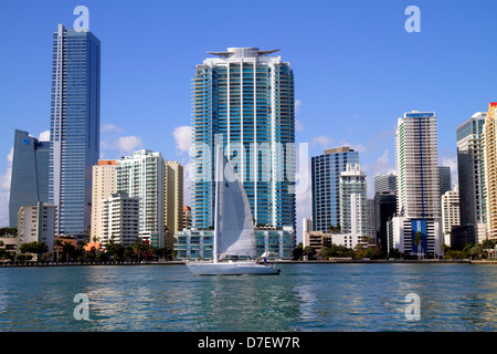 Miami Florida,Biscayne Bay,horizon de la ville,Brickell Avenue,eau,gratte-ciel,gratte-ciel de hauteur gratte-ciel gratte-ciel bâtiment immeubles condominium résidentiel Banque D'Images