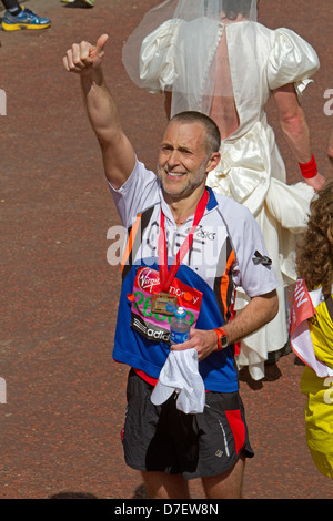 Michel Roux Jr finir le Marathon de Londres 2013 Banque D'Images