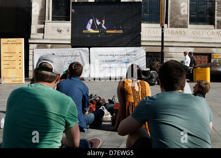 Sheffield, Royaume-Uni. 6 mai, 2013. Snooker fans à la recherche à l'écran du téléviseur à l'extérieur finale World Snooker 2013 du creuset, Sheffield sur une journée ensoleillée. Crédit : Michael Cullen/Alamy Live News Banque D'Images