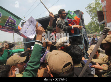 6 mai 2013 - Srinagar, au Cachemire, Inde - La police de détenir les membres de la Bharatiya Janata (BJP) au cours d'une protestation contre la fourniture de faux médicaments dans les hôpitaux publics du gouvernement. La vie normale a été interrompu en raison d'une grève déclenchée par les employés l'Action Forum (MEJAF) contre l'auteur présumé de l'incapacité du gouvernement de porter à réserver les personnes impliquées dans le faux médicament scam. (Crédit Image : © Altaf Zargar/ZUMAPRESS.com) Banque D'Images