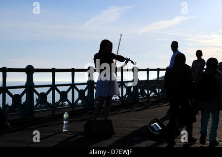 Brighton UK 6 mai 2013 - Un musicien ambulant à jouer du violon en début de soirée sur le front de mer de Brighton au cours de la maison de banque mai lundi Banque D'Images