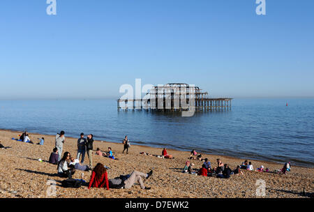 Brighton UK 6 mai 2013 - Le cadre paisible comme le dernier des foules passent les premiers en début de soirée par le West Pier de Brighton Banque D'Images