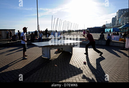 Brighton UK 6 mai 2013 - Jouer au tennis de table comme le soleil se couche sur le front de mer de Brighton après une longue journée chaude sur au cours de la maison de banque mai lundi Banque D'Images