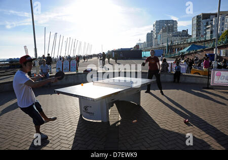 Brighton UK 6 mai 2013 - Jouer au tennis de table comme le soleil se couche sur le front de mer de Brighton après une longue journée chaude sur au cours de la Banque peut lundi férié photographie prise par Simon Dack/Alamy Live News Banque D'Images