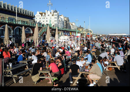 Brighton UK 6 mai 2013 - La foule s'asseoir à l'un des bars en bord de mer en début de soirée bien sur le front de mer de Brighton Banque D'Images