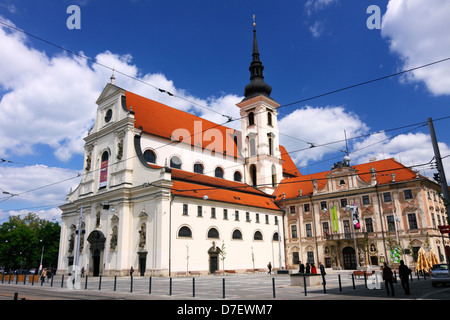 L'église Saint Thomas et Moravian Gallery à Moravske namesti Brno République tchèque Banque D'Images