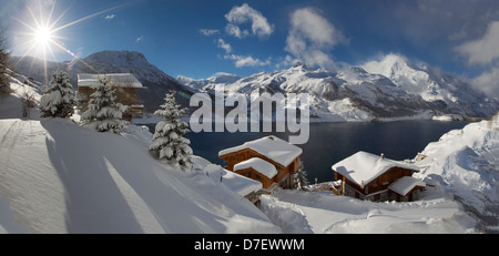 Merveilles de l'hiver d'inspiration vue surplombant le lac du Chevril, Tignes Banque D'Images