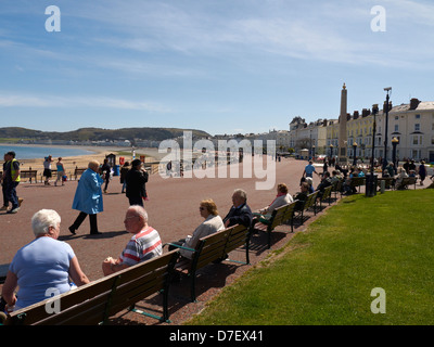 La promenade avec War Memorial à Llandudno North Wales UK Banque D'Images